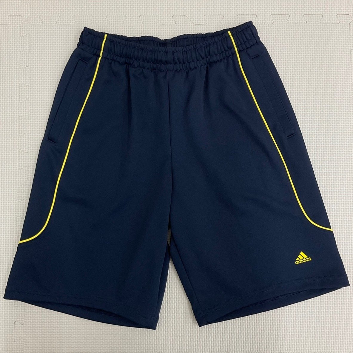 U20/S890(中古)東京都 目黒星美学園中学校・高校 体操着3点 /旧デザイン/M/L/半袖/ハーフパンツ/adidas/白/紺/黄色ライン/ジャージ/女子/_画像4