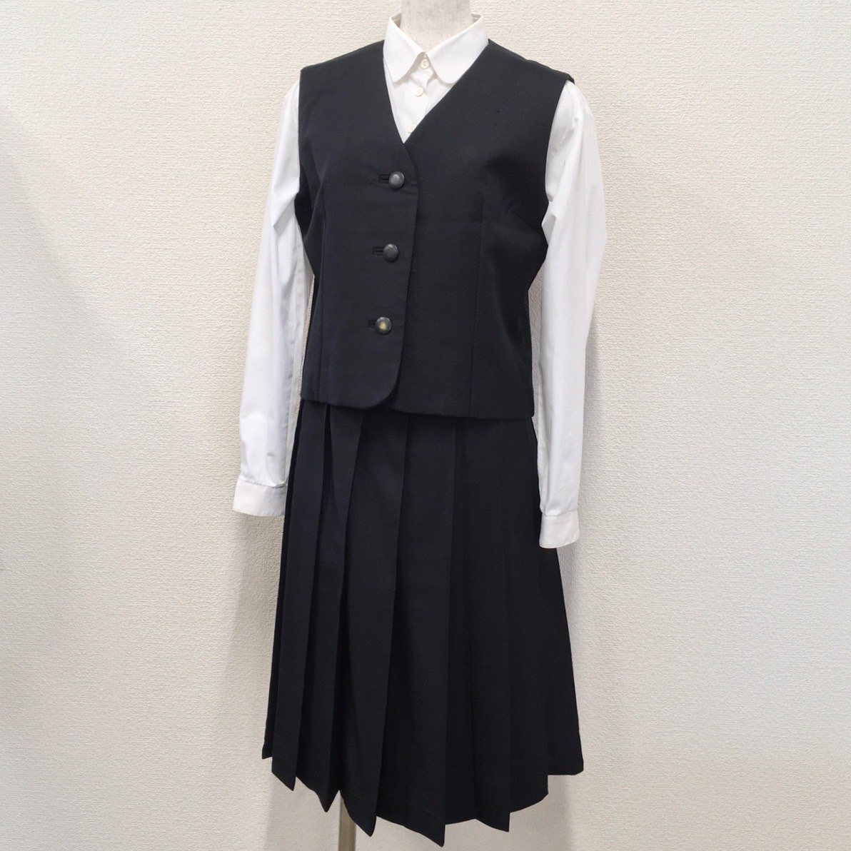 A196/G (中古) 群馬県 前橋商業高校 女子制服 3点 /M/W69/丈66/16本/冬ベスト/ブラウス/冬スカート/黒/冬服/冬用/学生服/中学校/高校_画像1