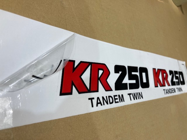 KAWASAKI（カワサキ） KR250 ステッカー 2枚入り新品 サイドカバー等に！！ 大変希少品です！！ 長7.7×幅5.2cmの画像3
