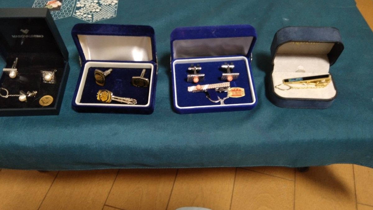 ネクタイピン カフスボタンセットが3箱。ネクタイピンのみが1箱。