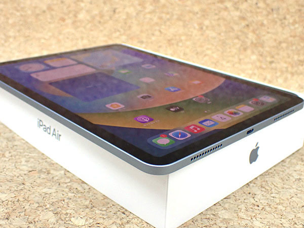 【中古 美品】iPad Air 10.9インチ 第4世代 Wi-Fi 256GB スカイブルー MYFY2J/A 2020年秋モデル 本体 付属完品(NKA60-1)_画像3