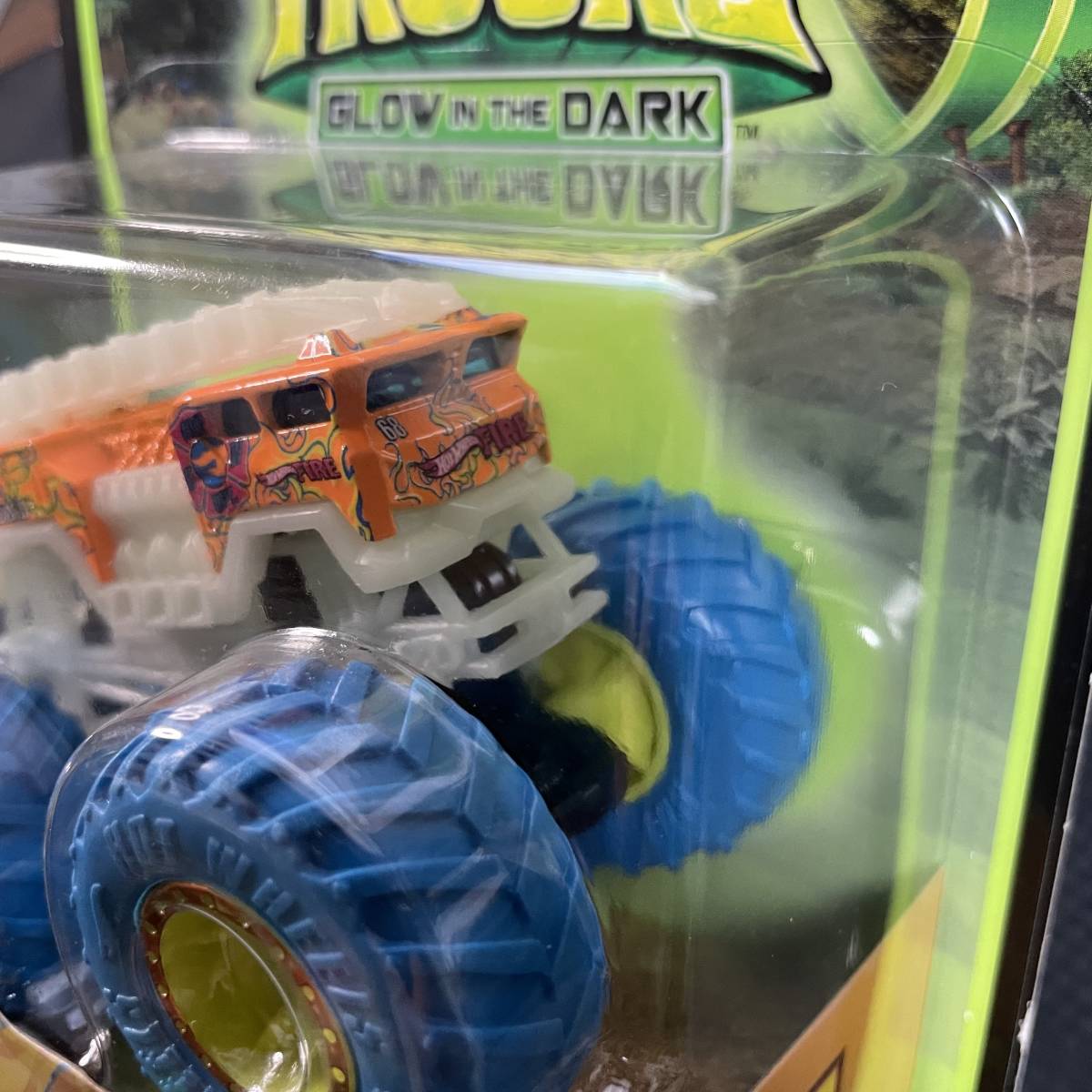 ホットウィール【Target限定日本未発売】 Hot wheels MONSTER TRUCKS GLOW IN THE DARK 5 ALARM モンスタートラック ファイブアラーム_画像3