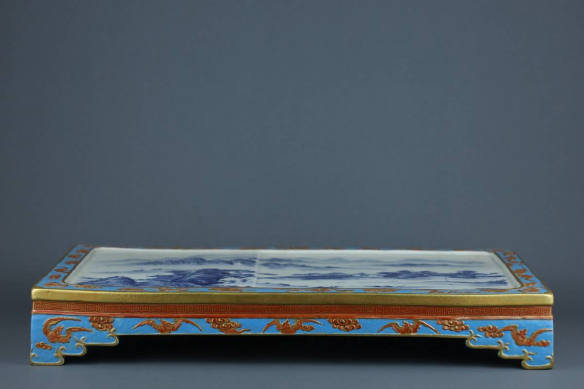 ▽鴻▽清朝時代 陶磁器 雍正年製款 藍地彫刻礬紅描金雲蝠辺青花山水