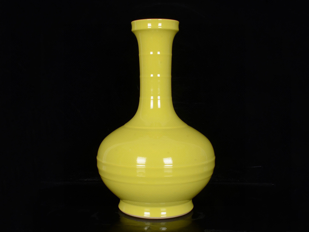 ▽鴻▽清朝時代 陶磁器 雍正年製款 単色檸檬黄釉胆瓶 染付 時代物 中国古美術 骨董品のサムネイル