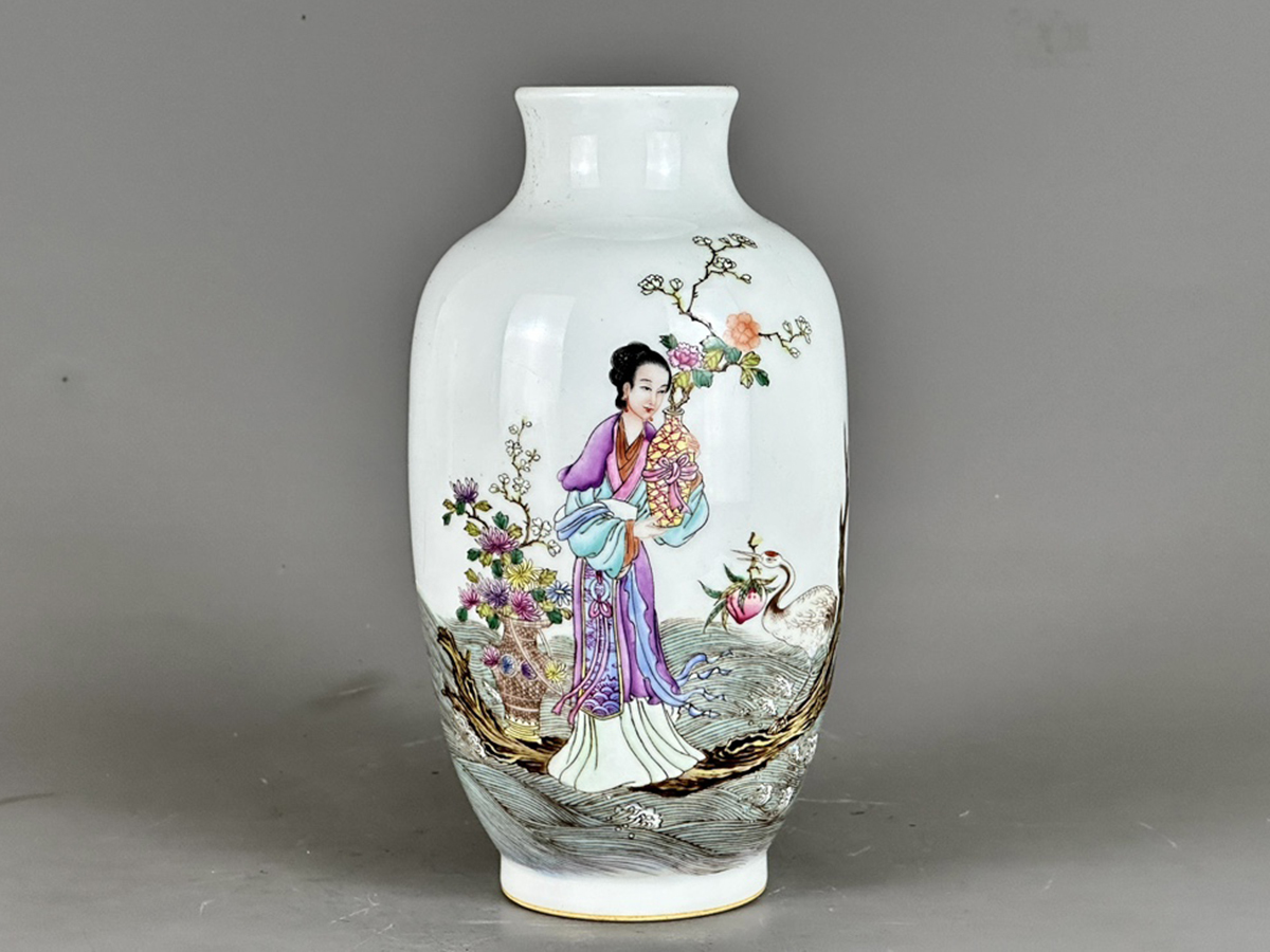 高い品質 粉彩麻姑献寿人物紋賞瓶 乾隆年製款 陶磁器 ▽鴻▽清朝時代