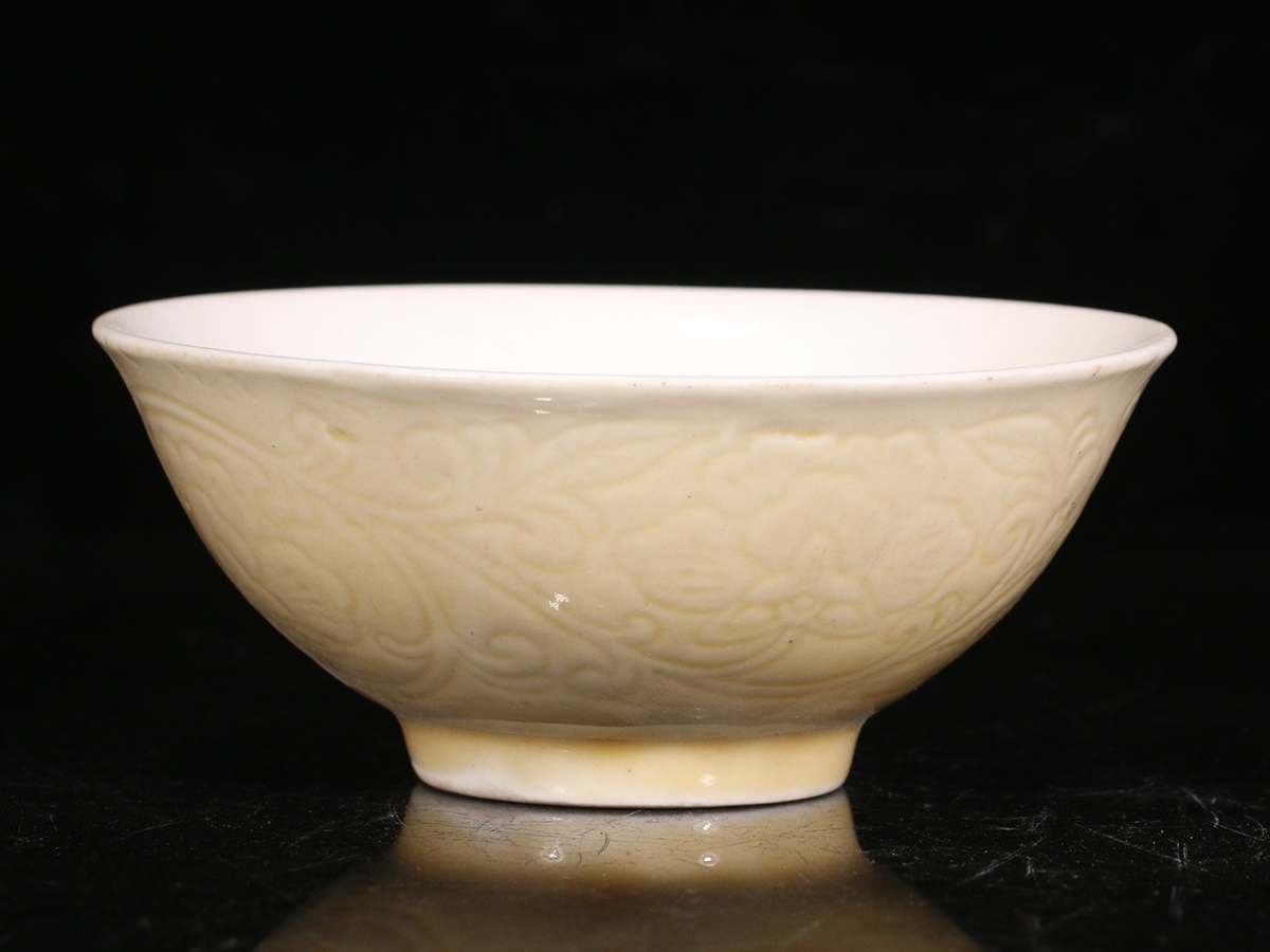 ▽鴻▽清朝時代 陶磁器 単色釉暗刻花卉紋碗 染付 時代物 中国古美術 骨董品