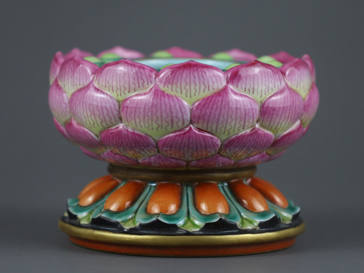 予約受付中】 乾隆年製款 陶磁器 ▽鴻▽清朝時代 琺瑯彩蓮花香炉 骨董