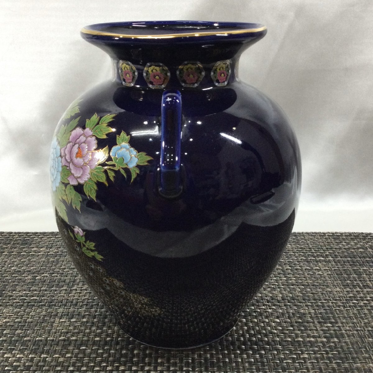 【保管品/インボイス登録店/CH】明陶 花瓶 有田焼 孔雀 牡丹 花鳥 耳付 絵付 色絵 花器 花入 陶磁器 インテリア 飾 RS1019/0000_画像3