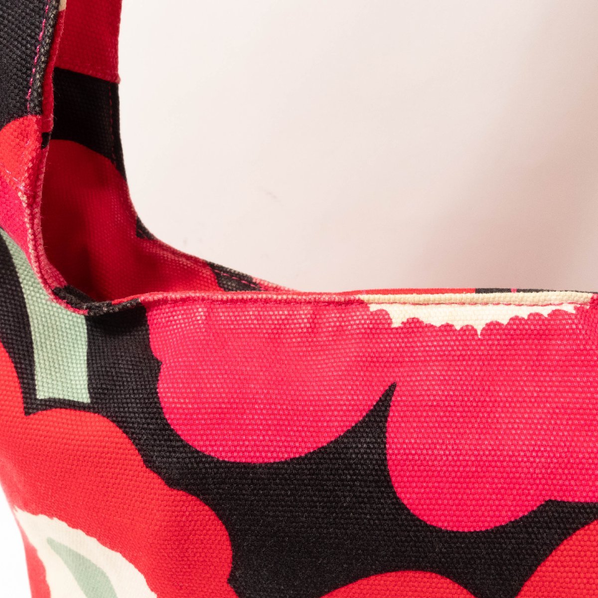 marimekko マリメッコ ショルダーバッグ 斜め掛け鞄 肩掛け フィンランド製 綿100％ レッド ピンク系 花柄 カジュアル かわいい レディース_画像9