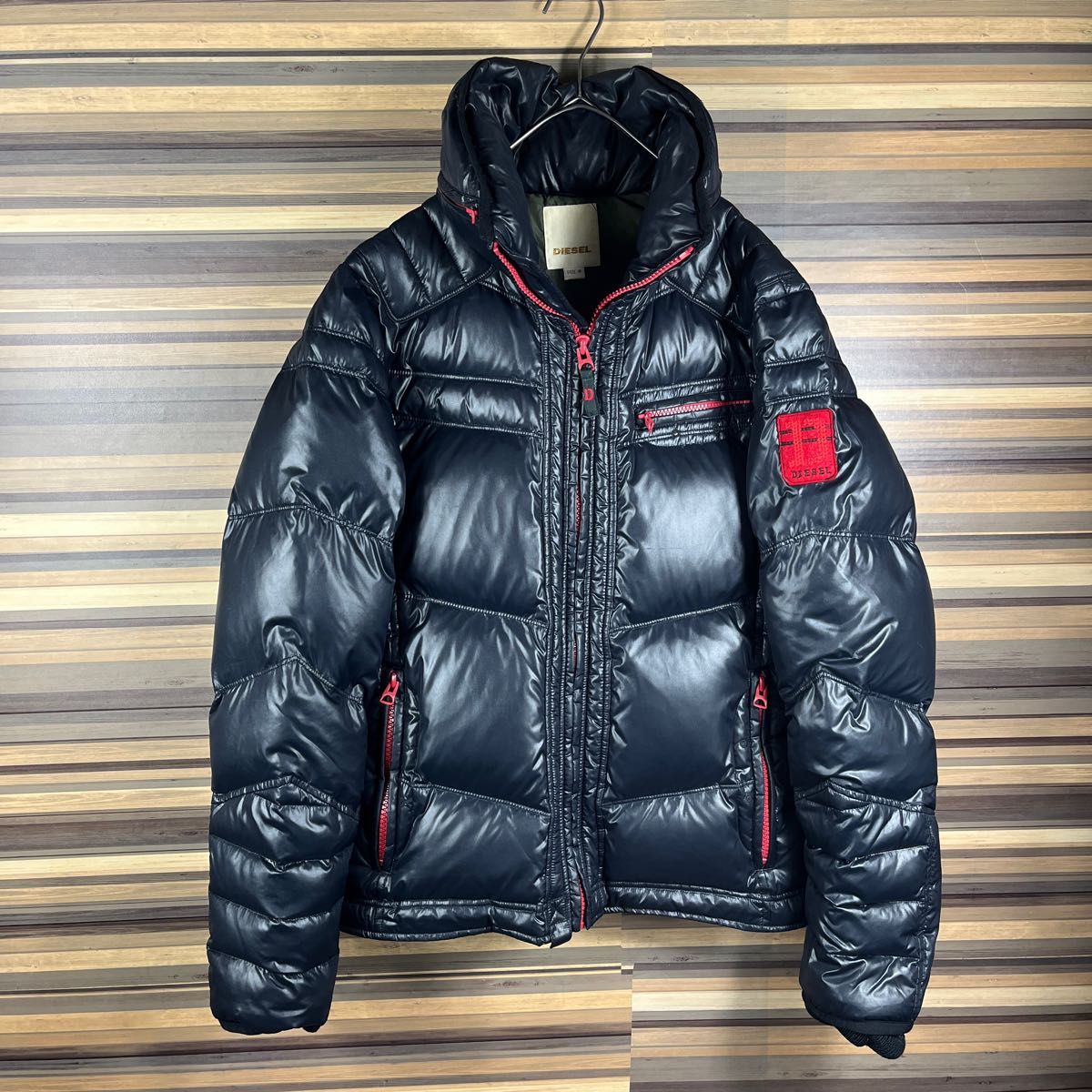 希少【DIESEL】ディーゼル(M)ダウンジャケット 赤黒 襟内 希少【DIESEL】ディーゼル(M)ダウンジャケット 赤黒 襟内