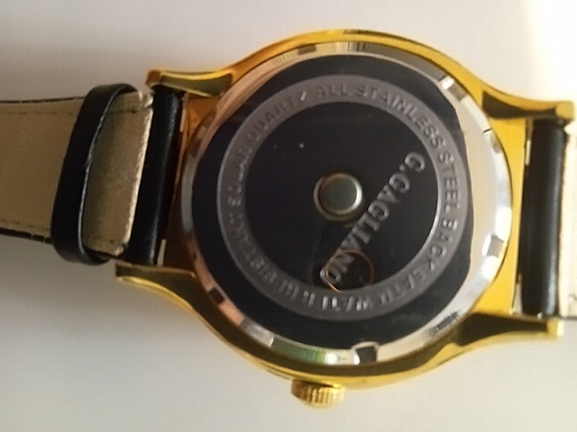 未使用のソーラー時計ガリアーノ。日本人にとって直径４７mmは多分初体験。ずっしりとした重さも安心感の根幹に。_画像3