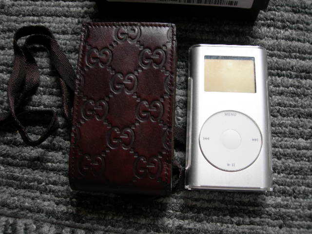 GUCCI グッチ　ストラップ付小物入れ　ケース　IQOS　iPod mini　ZIPPO　GG型押し 新品同様　箱付き　本革_ipod miniは参考です。