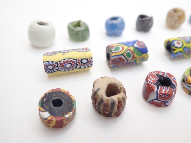 C475　ガラスビーズ　16個セット　モザイク ヴェネチアン 単色 ガラス ヴィンテージ 各種色々 Vintage glass beads_画像2