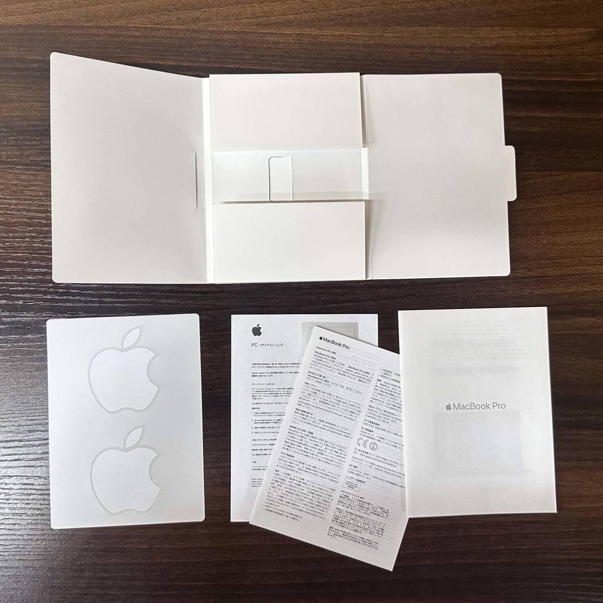 【送料無料】 Apple MacBook Pro 13 inch A1706 元箱のみ 中古品 空箱 専用箱 化粧箱 ステッカー_画像4