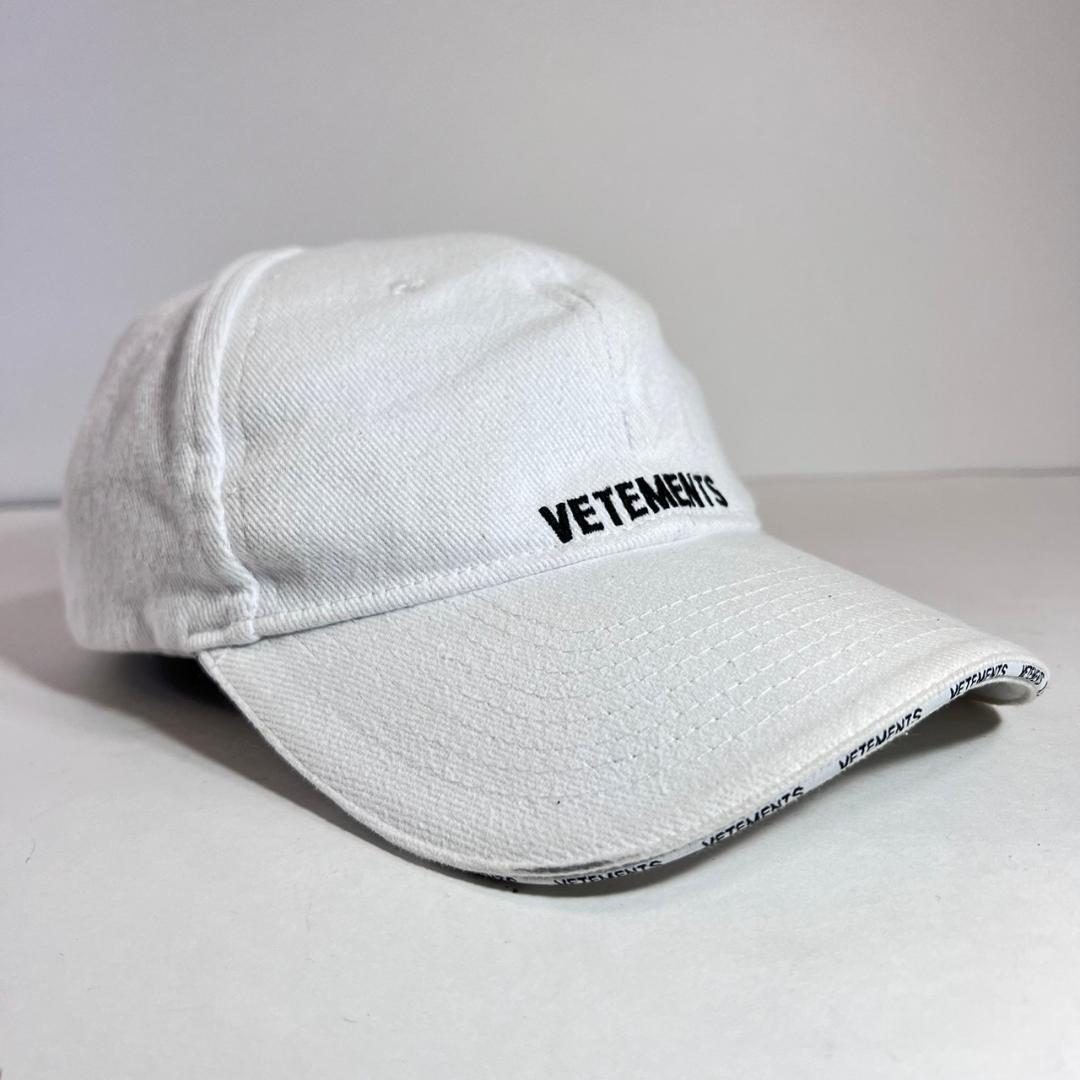 VETEMENTS ヴェトモン フロント ロゴ刺繍 ベースボールキャップ 白