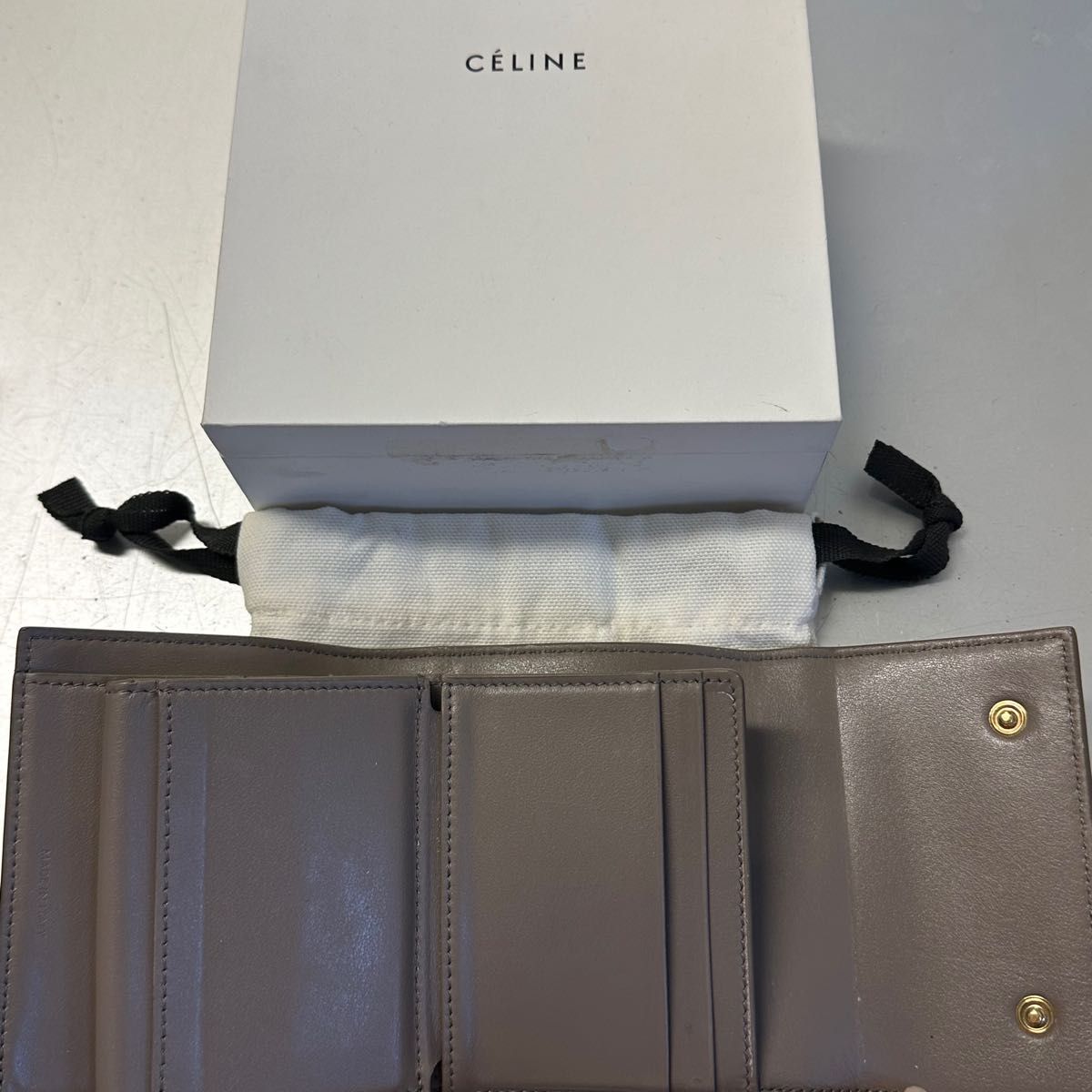 未使用に近い！　セリーヌ　CELINE 財布　三つ折り　折り財布　スモールトリフォールドウォレット　グレインカーフスキン