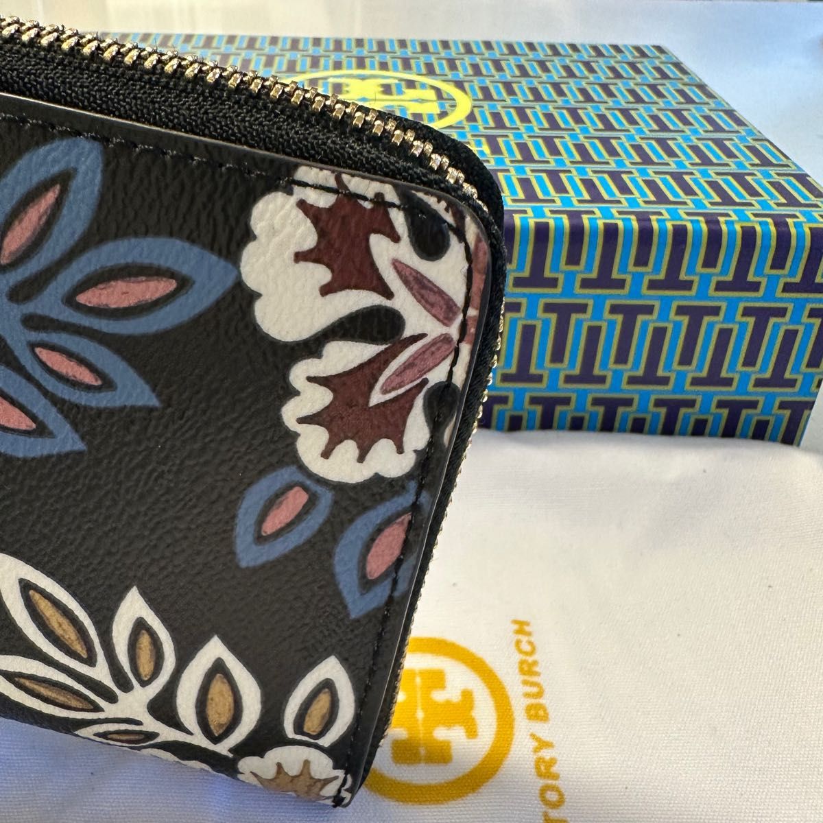 新品同様! トリーバーチ 財布 長財布 ラウンドファスナー