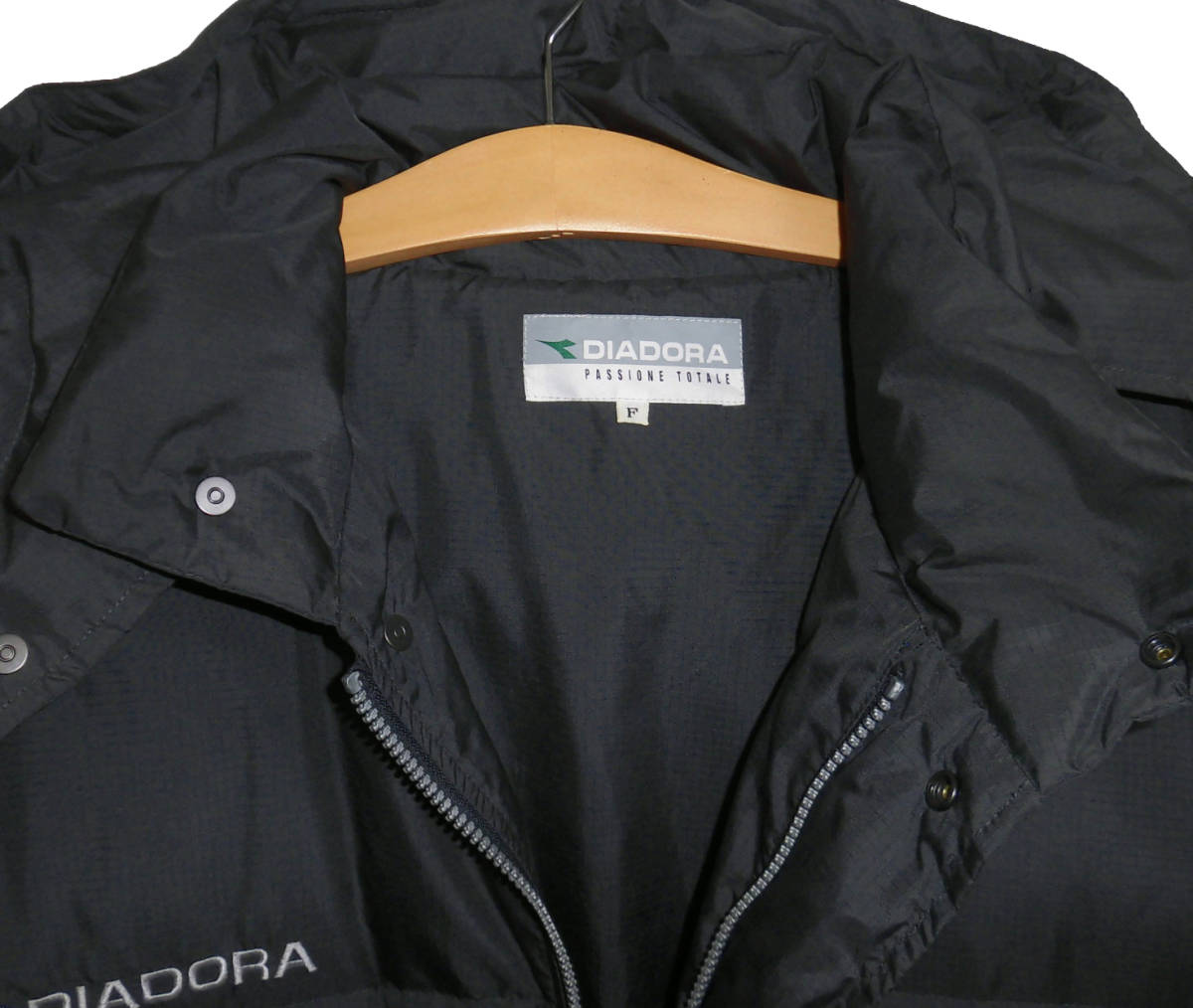 Λ beautiful goods DIADORA Diadora with a hood . down bench coat FREE down jacket 