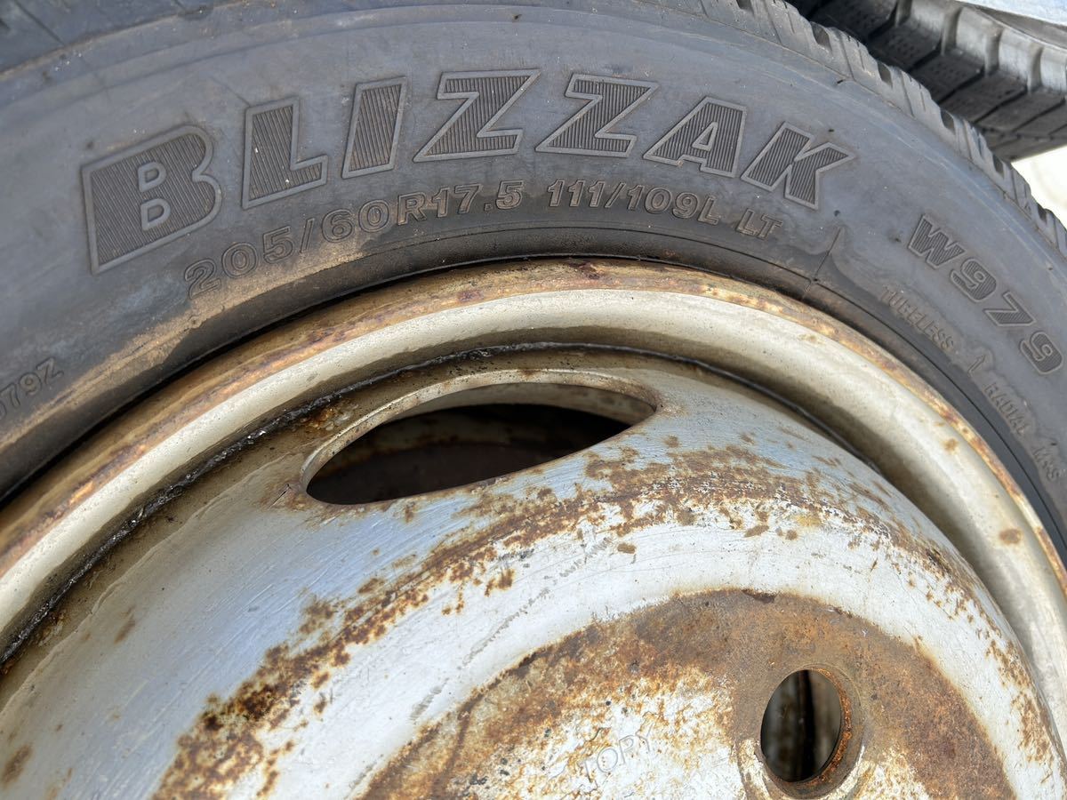 ブリジストン バリ山 大型車 ブリザック BLIZZAK 205/60R17.5 111/109L LT W979 ワンセット 手渡し着払い タイヤ_画像3