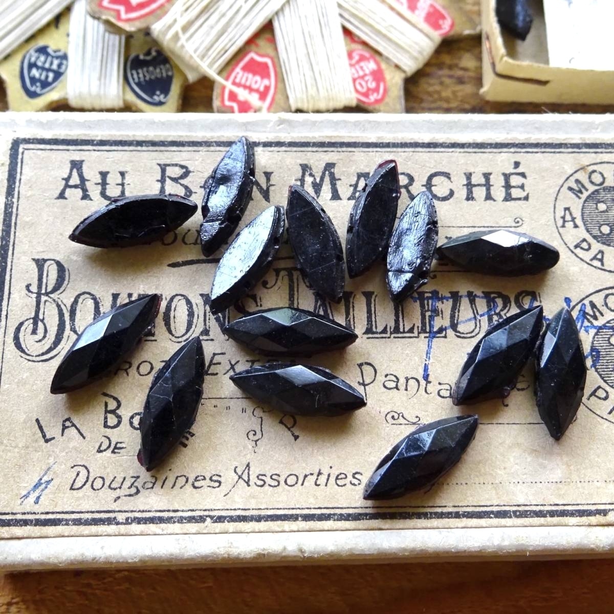 19世紀末 ダイヤカット 8点 16mm×6mm フランス ブラック 黒 ファセット フレンチジェット ガラスボタン 縫製 服飾 釦装飾 アンティーク_画像4