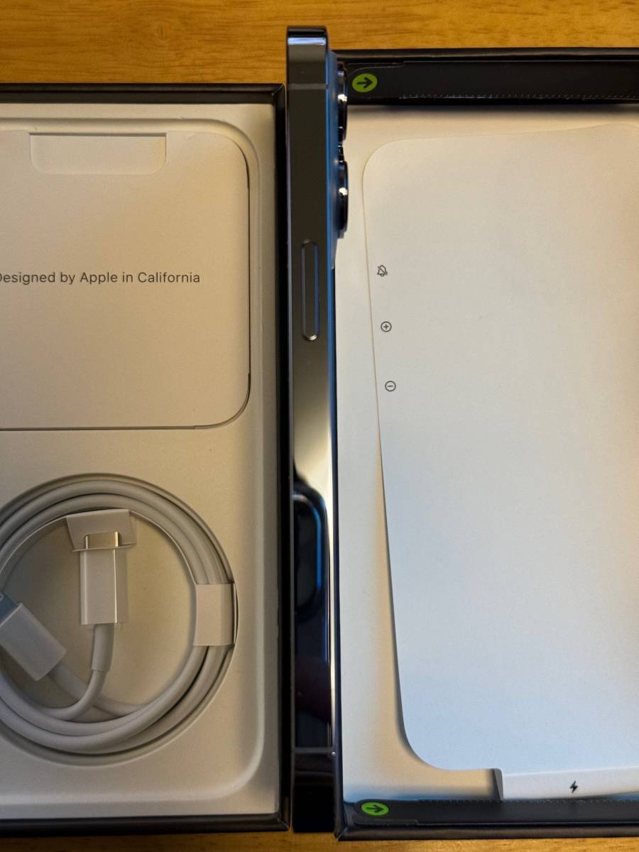 低価格で大人気の Pro 13 iPhone ほぼ新品 Apple 256GB A2636 アップル