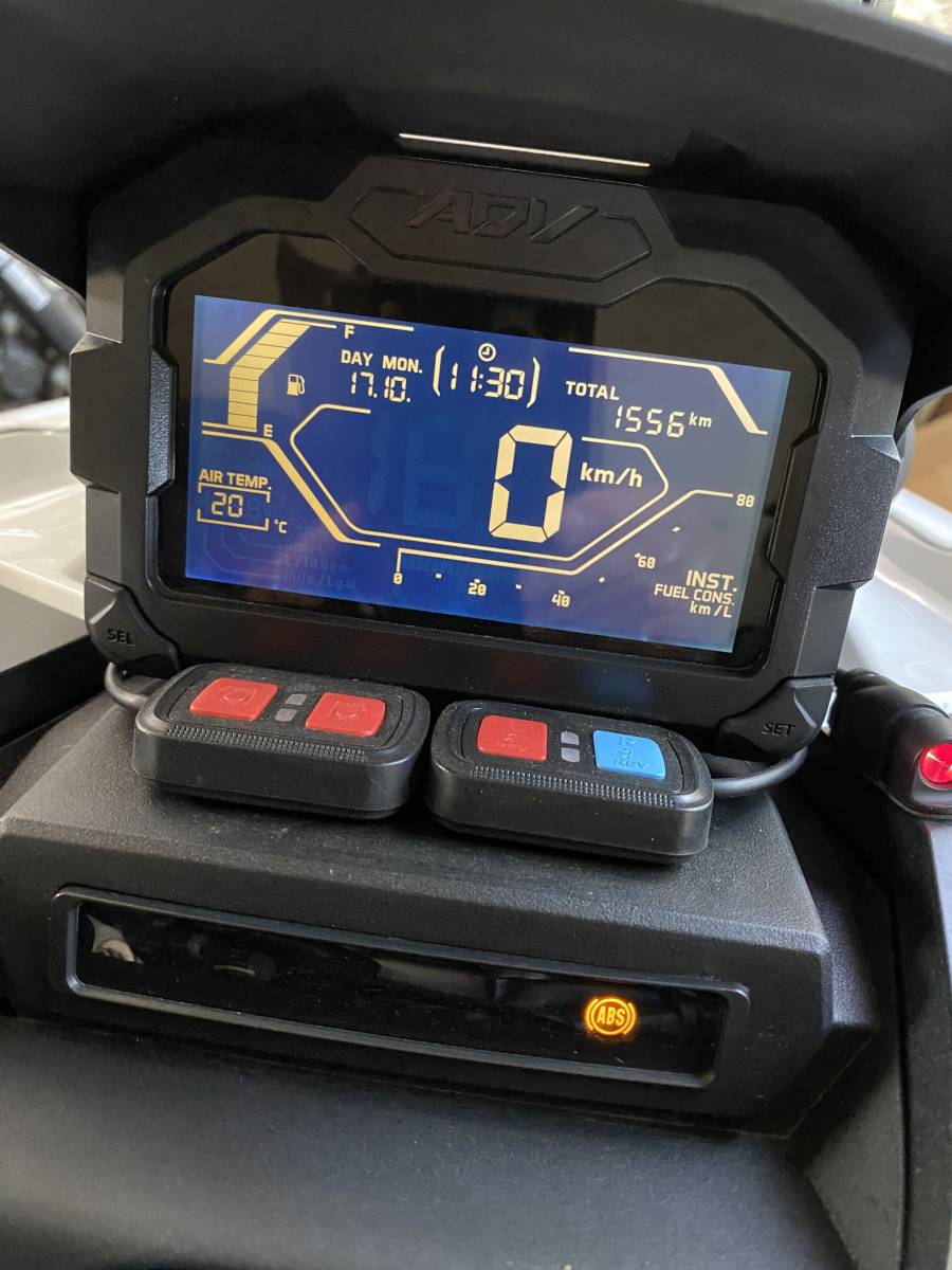 ☆★ADV150☆★　限定カラー　1556km　ナンバー取付規制前　グリップヒーター　補助灯　ドラレコ　ETC2.0 パニアケース　ツアラテック　_10月17日　走行1556キロです