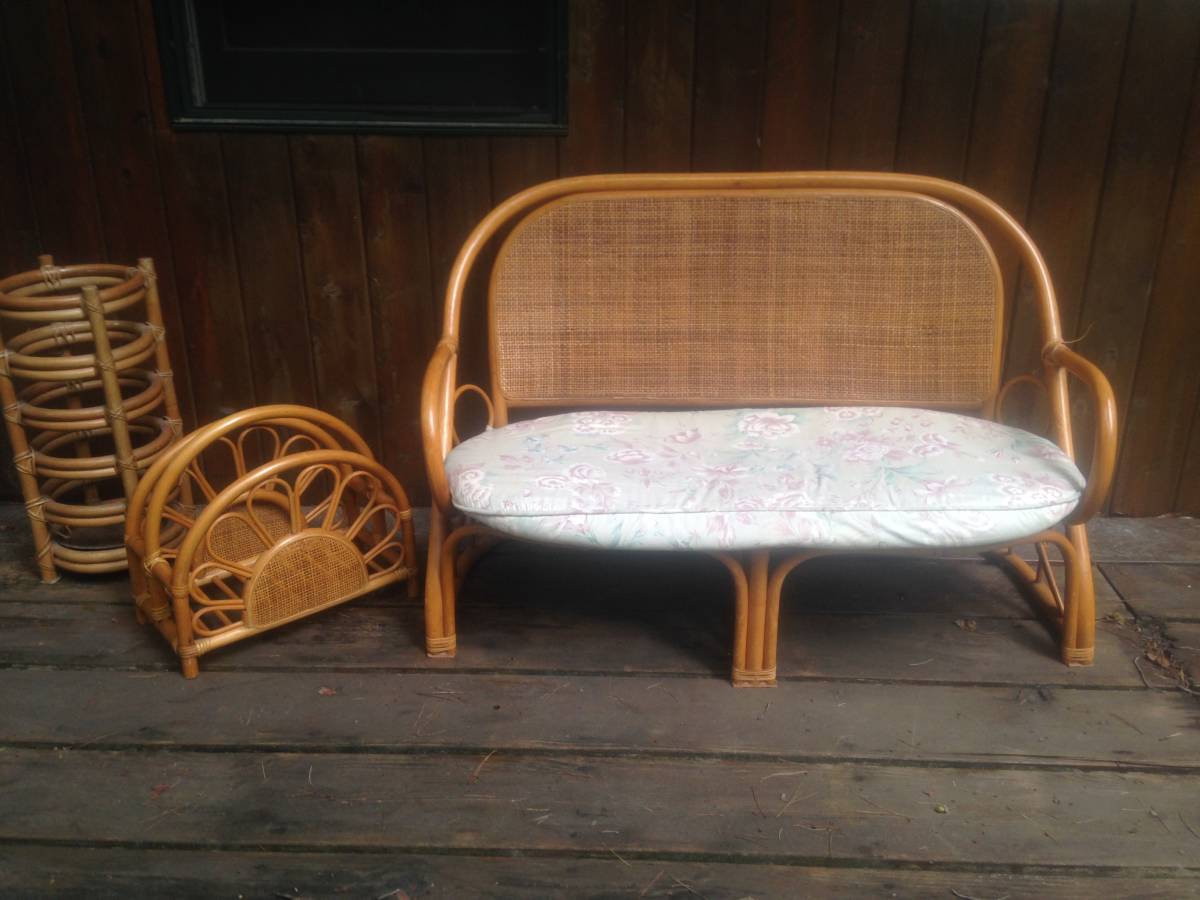 天然素材ベンチインテリアとして籐のおおきなラブソファー椅子 として籐家具アジアンラタンベンチ古い昭和の天然素材のベンチ