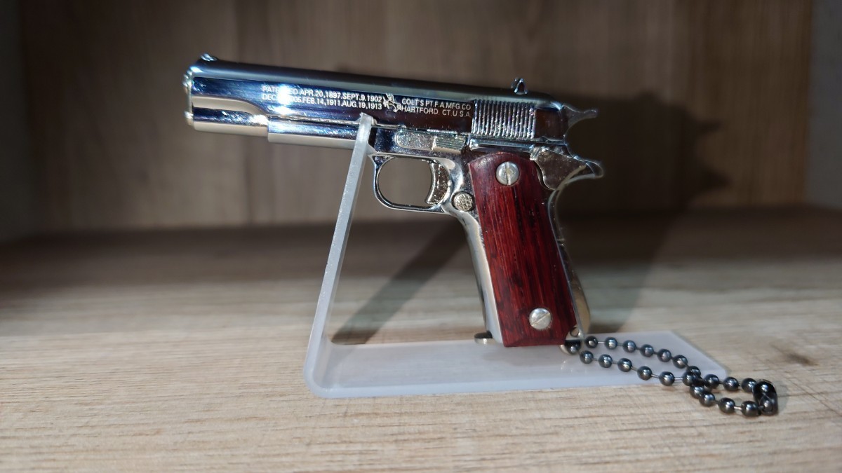 精巧1/3スケール　 ミニチュアモデルガン　コルト1911ガバメント　ウッドグリップ　　モデルガンキーホルダー　　_画像1