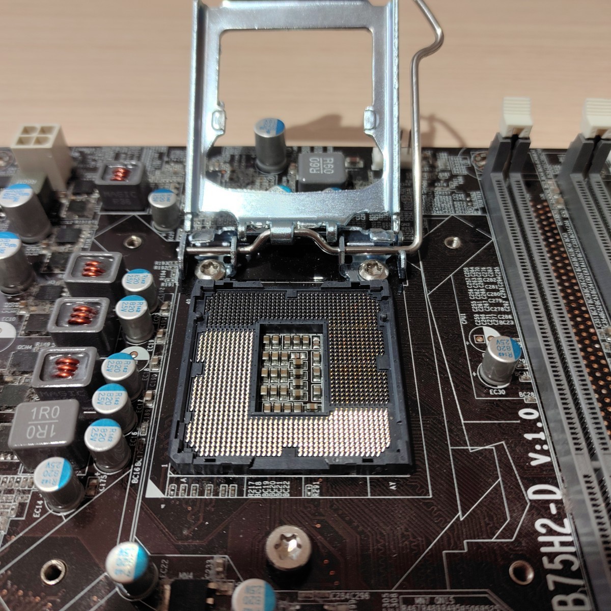 LGA1155 ECS B75H2-D 動作確認済み　バックパネル付き　第2.3世代対応　電池付き　美品_画像2