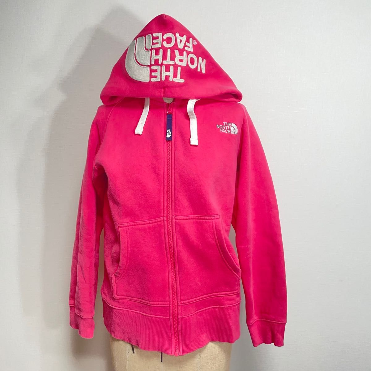 THE NORTH FACE ジップパーカー 希少カラーデカロゴ ピンク×白色 THE NORTH FACE ジップパーカー 希少カラーデカロゴ ピンク×白色
