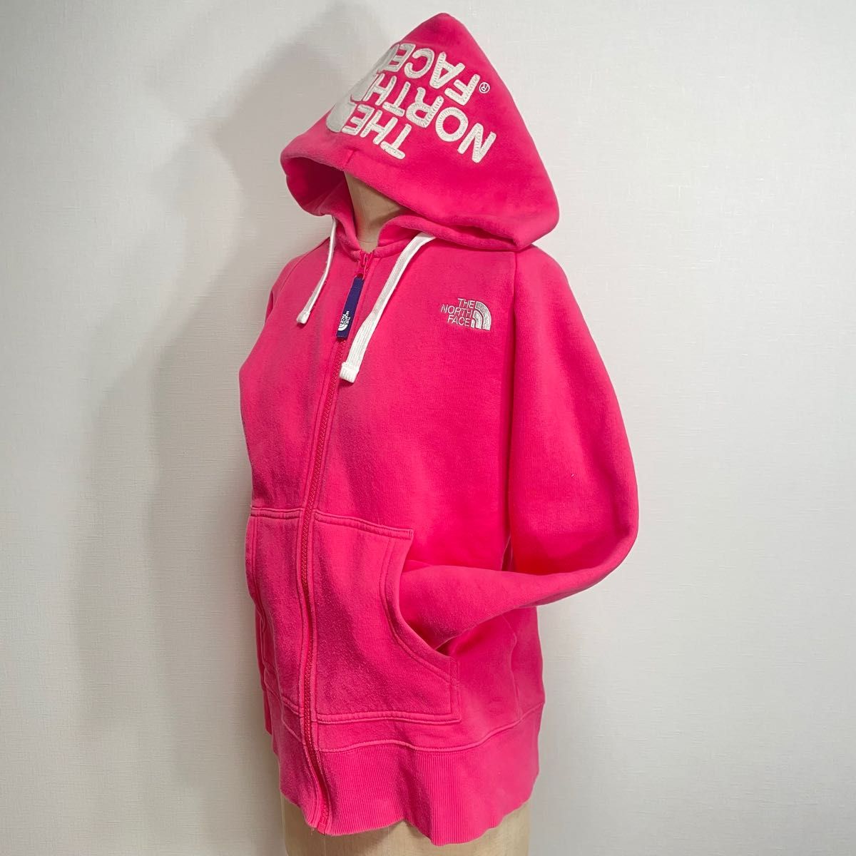 THE NORTH FACE ジップパーカー 希少カラーデカロゴ ピンク×白色 THE NORTH FACE ジップパーカー 希少カラーデカロゴ ピンク×白色