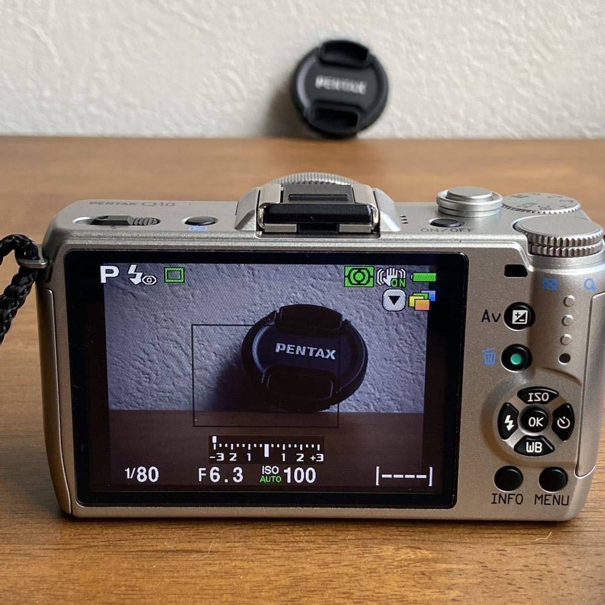 美品 通電確認済み PENTAX ペンタックス ミラーレス 一眼レフカメラ Q10 ストラップ 充電器 バッテリー レンズキャップ セット_画像9