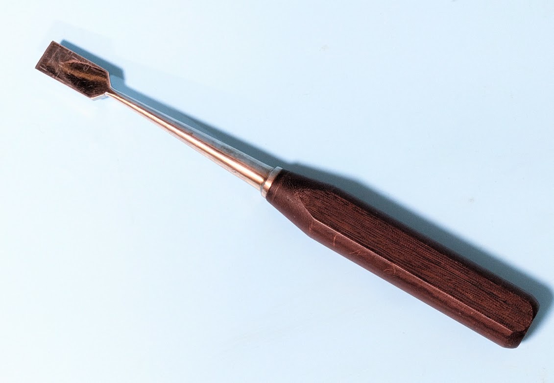 中古現状品 左市弘作 反転刻印 黒檀柄 鎬追入れ薄鑿 1寸 30mm 中古現状品 左市弘作 反転刻印 黒檀柄 鎬追入れ薄鑿 1寸 30mm