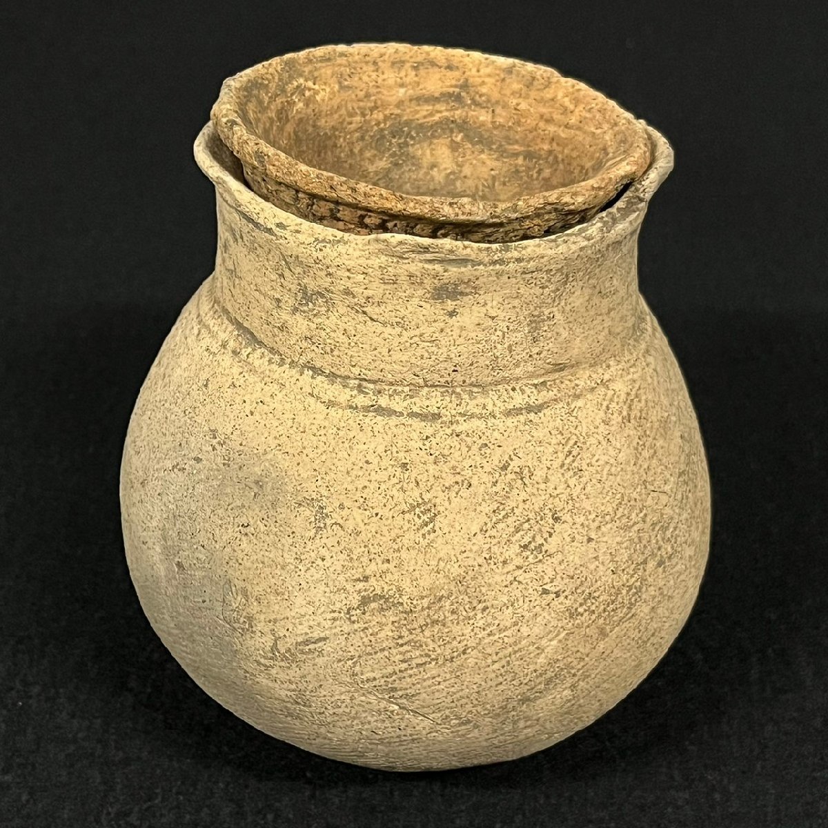 土器？ 小壺 ツボ 縄文土器？ 弥生土器？ 蓋付き 詳細不明　約 幅 18ｃｍ 高 16ｃｍ 重さ 0.29Kg　101407w/T10（80）_画像1