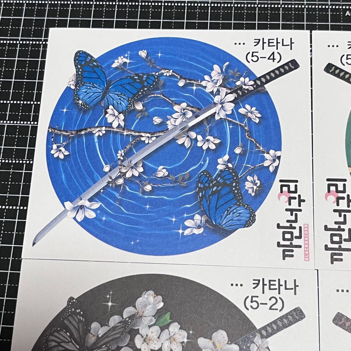 【海外ステッカーE8】黒いたぬき様　装飾ステッカー　刀　蝶　桜
