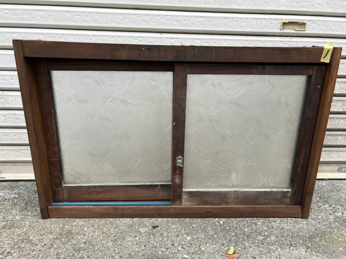 古い 木製 引き違い窓 2枚組み 鴨居、敷居付 模様硝子 建具 倉庫 物置 ①