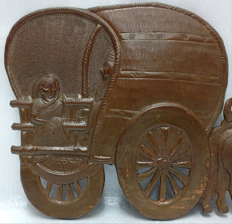 ・ビンテージ　インド　銅製打出し彫刻　牛車オブジェ・ウォールプラーク_画像3