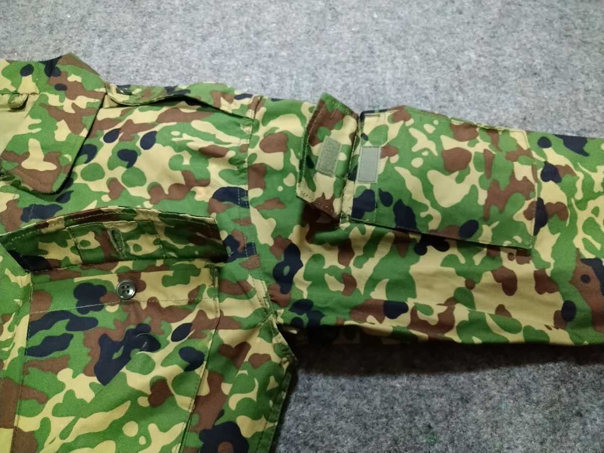 陸上自衛隊　2型迷彩服（戦闘服）上下　レプリカ　未使用 サイズ3B(XL)・4B(L)・5B(M)・6B(S)の4種類！軽量　夏用　戦闘帽各種割引します_右腕にも同じようにポケットがあります