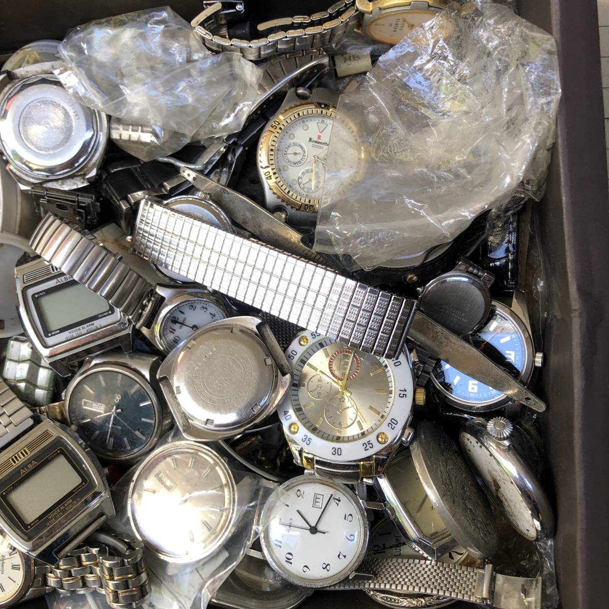 時計屋から 腕時計など 大量 約 2.8kg 現状品 ☆ 時計屋さんの部品取り用ジャンク箱 セイコー バーバリー などいろいろまとめて_画像5