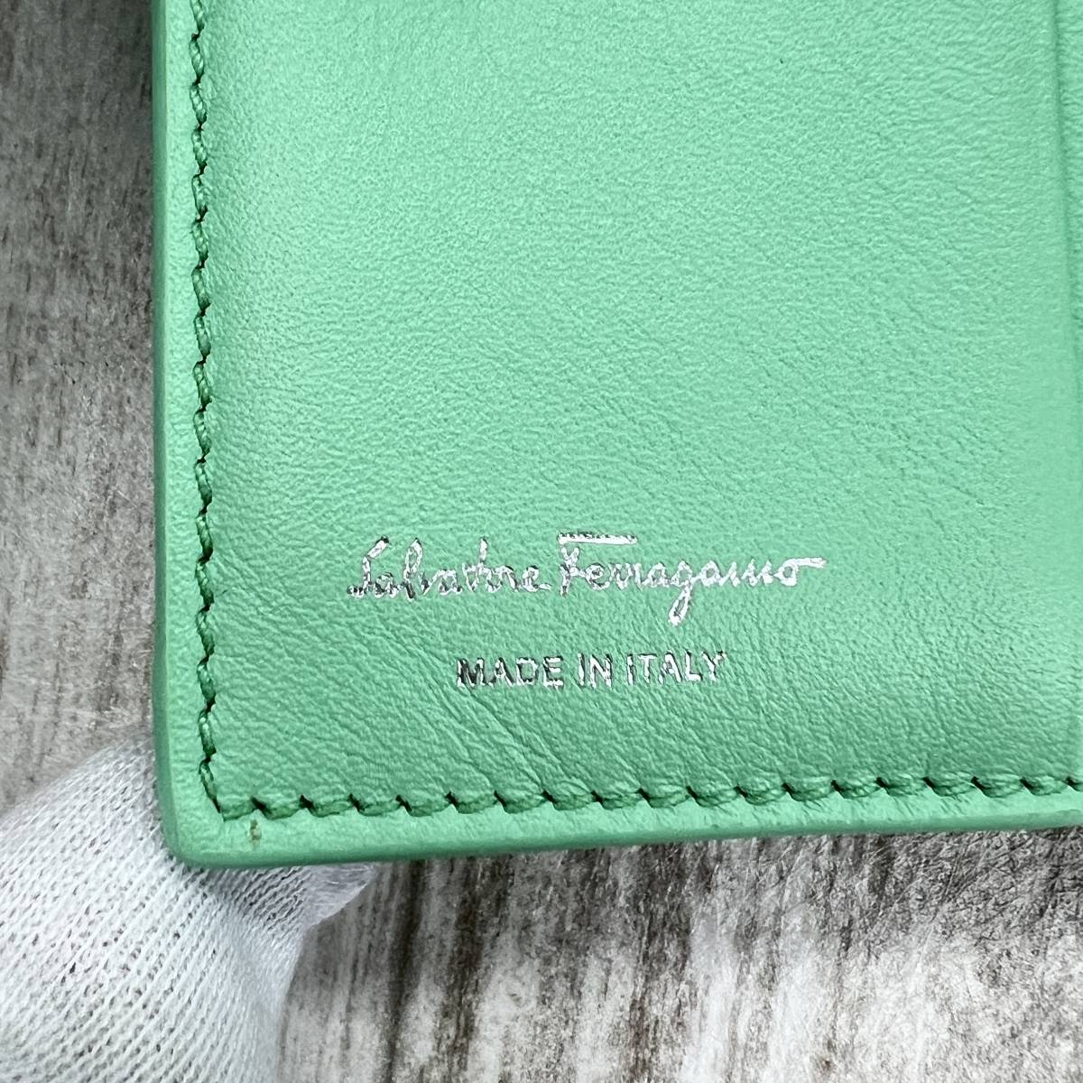 サルバトーレフェラガモ Salvatore Ferragamo二つ折り財布 サルバトーレフェラガモ Salvatore Ferragamo二つ折り財布