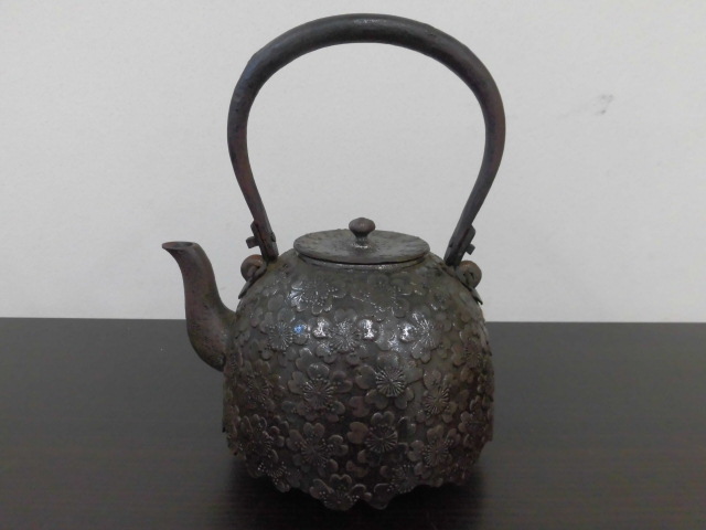 詳細不明 南部鉄器 鉄瓶 硬鉄? 砂鉄? 桜 紋様 模様 在銘 茶道具 激安1