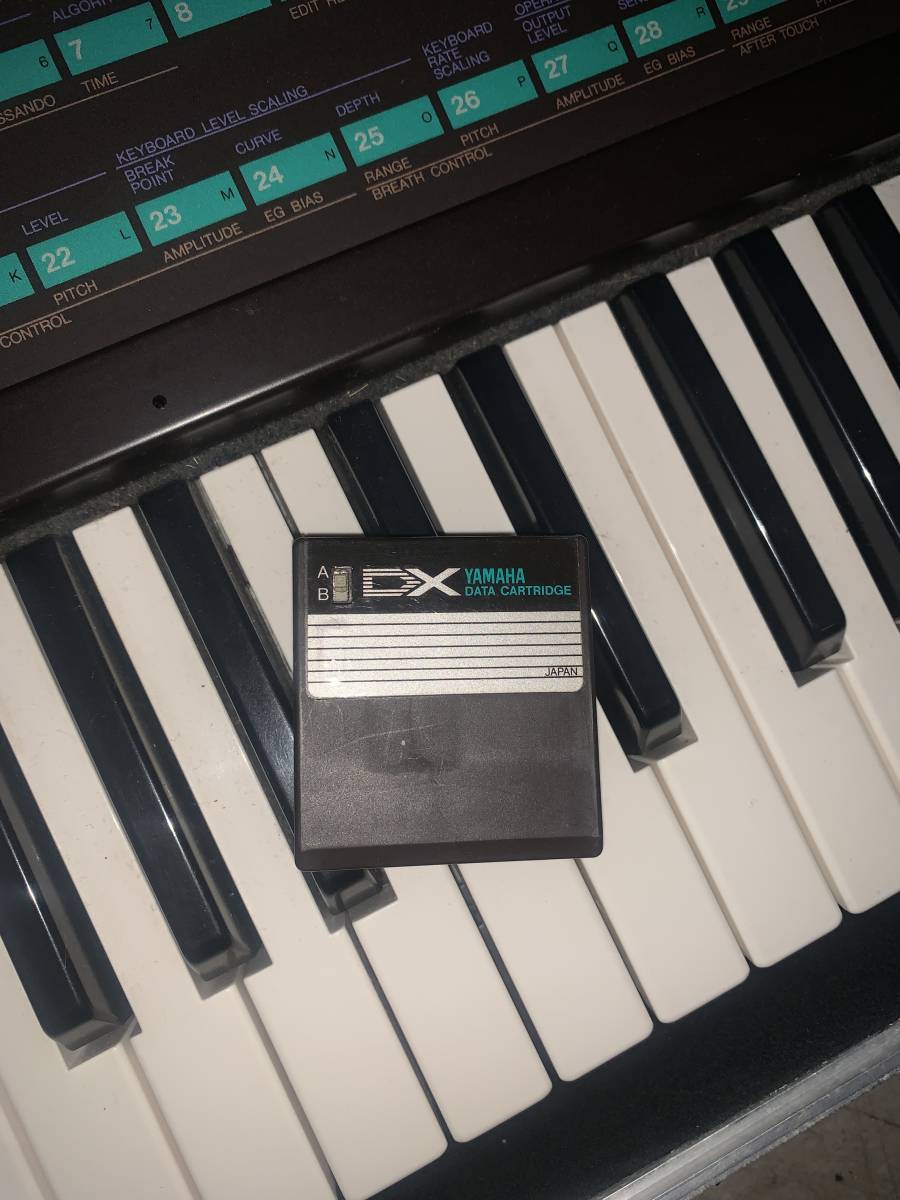 YAMAHA DX7 未整備/動作未確認 VOICEROM2付属 ハードケース付き FM音源