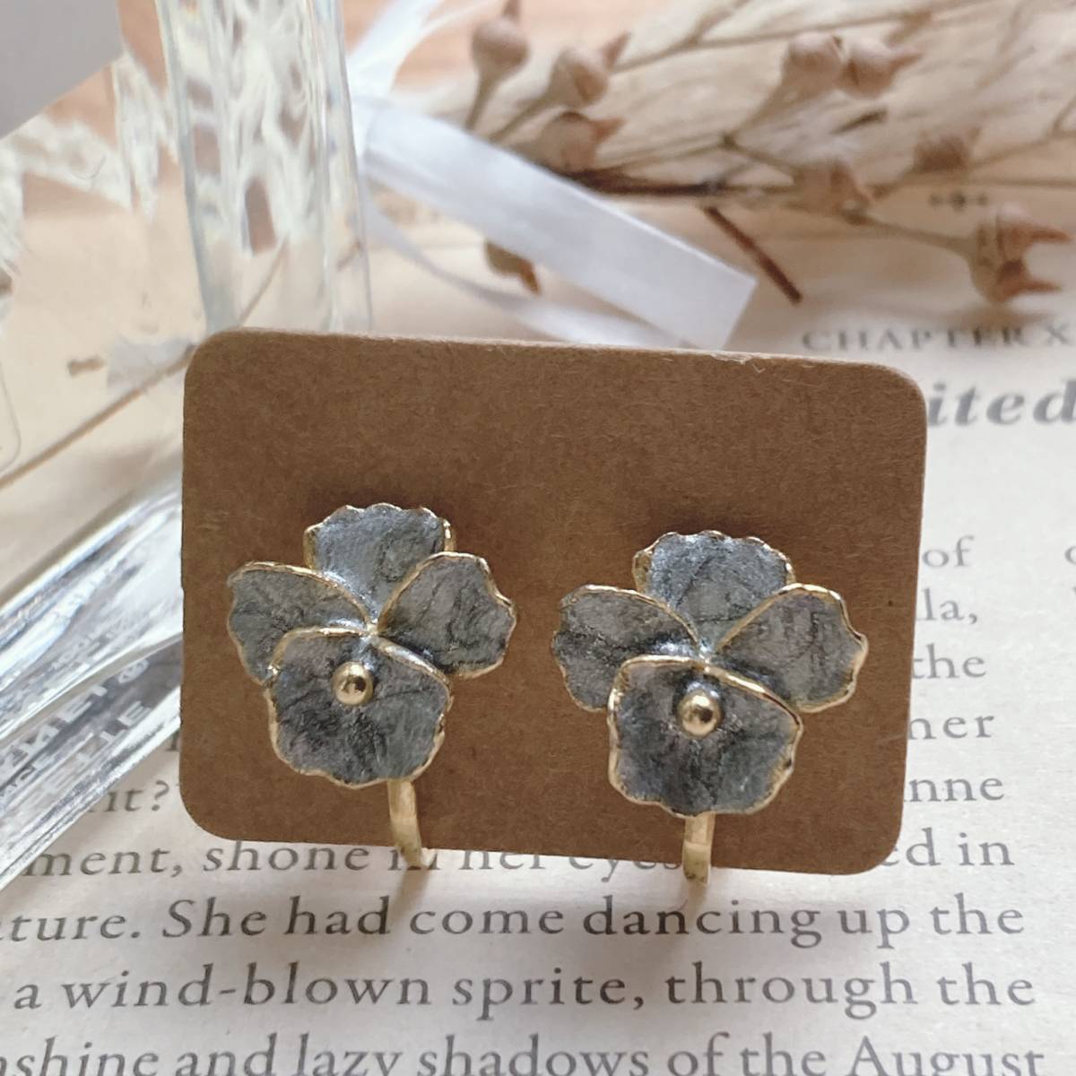  earrings flower . flower sumire Gold blue gray *Vintage jewelry accessories A0767