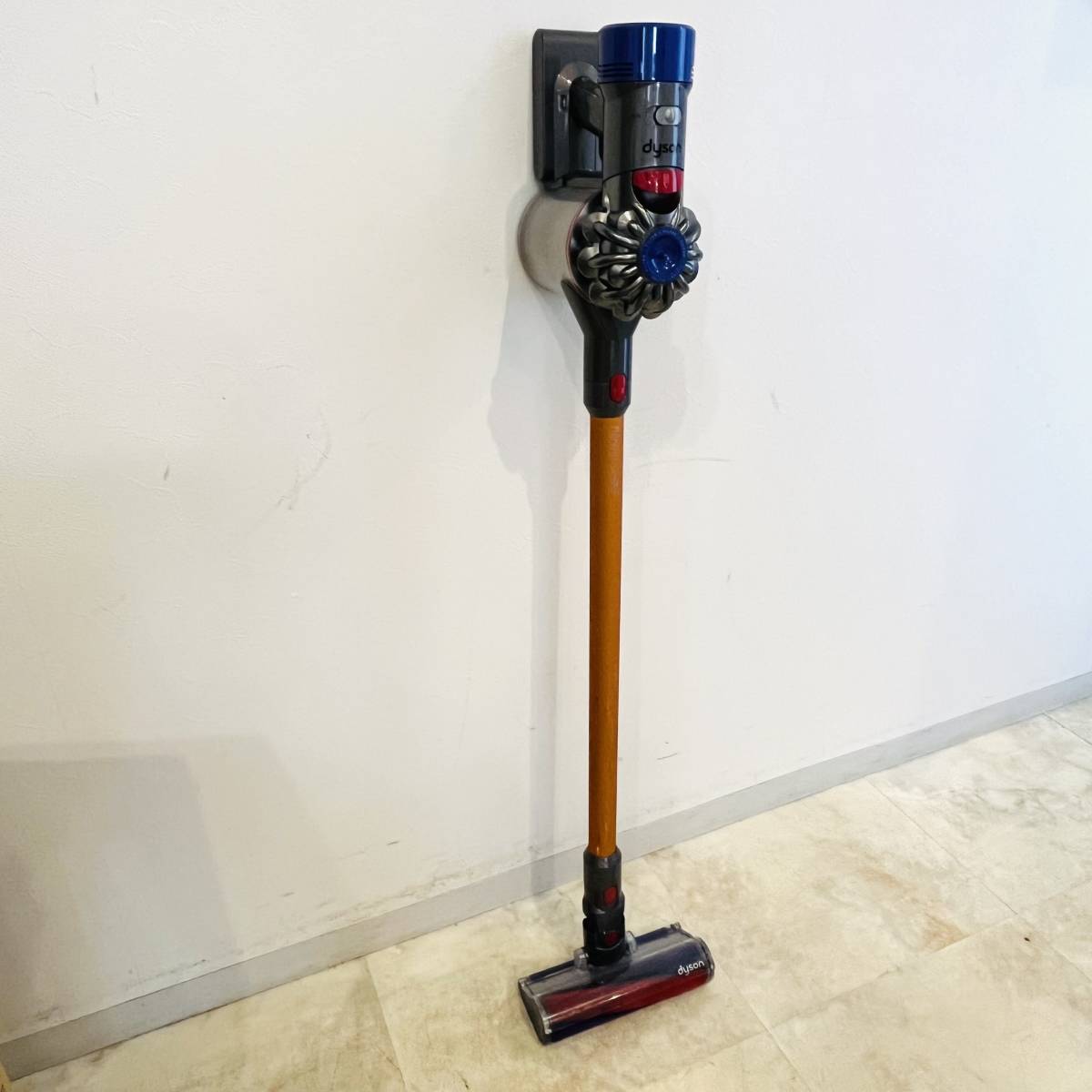 QA1246 Dyson SV10 コードレスクリーナー 充電式 掃除機 充電時間約5時間 質量2.63㎏ 年末大掃除 検K_画像1