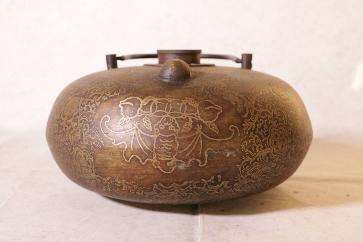 63　中国美術　唐物　古玩　真鍮製　唐花人物蝙蝠象嵌丸形手付湯たんぽ　乾隆年製_画像2