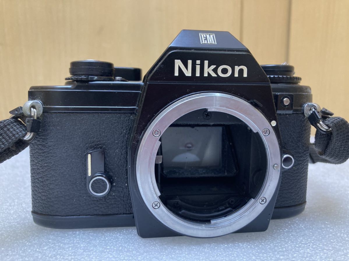 YK7731 Nikon ニコン EM ブラック + NIKKOR 50mm F1.8 パンケーキレンズ フィルムカメラ　シャッターOK 現状品　1030_画像3