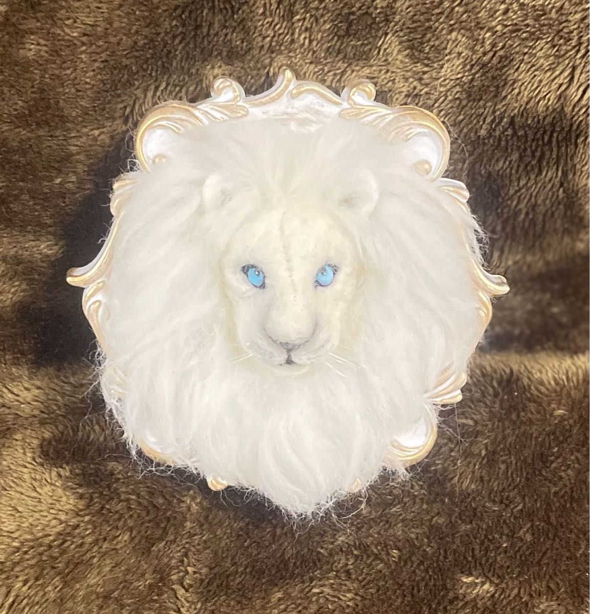 ◇値下げ◇ハンドメイド 羊毛フェルト 額から飛び出たホワイト ◇値下げ◇ハンドメイド 羊毛フェルト 額から飛び出たホワイト
