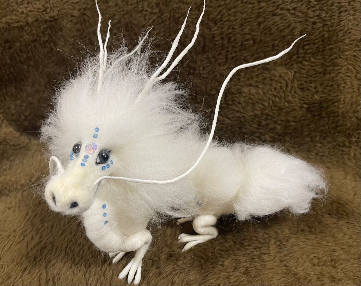 羊毛フェルト ハンドメイド 白龍 ミニサイズ ストーン付き