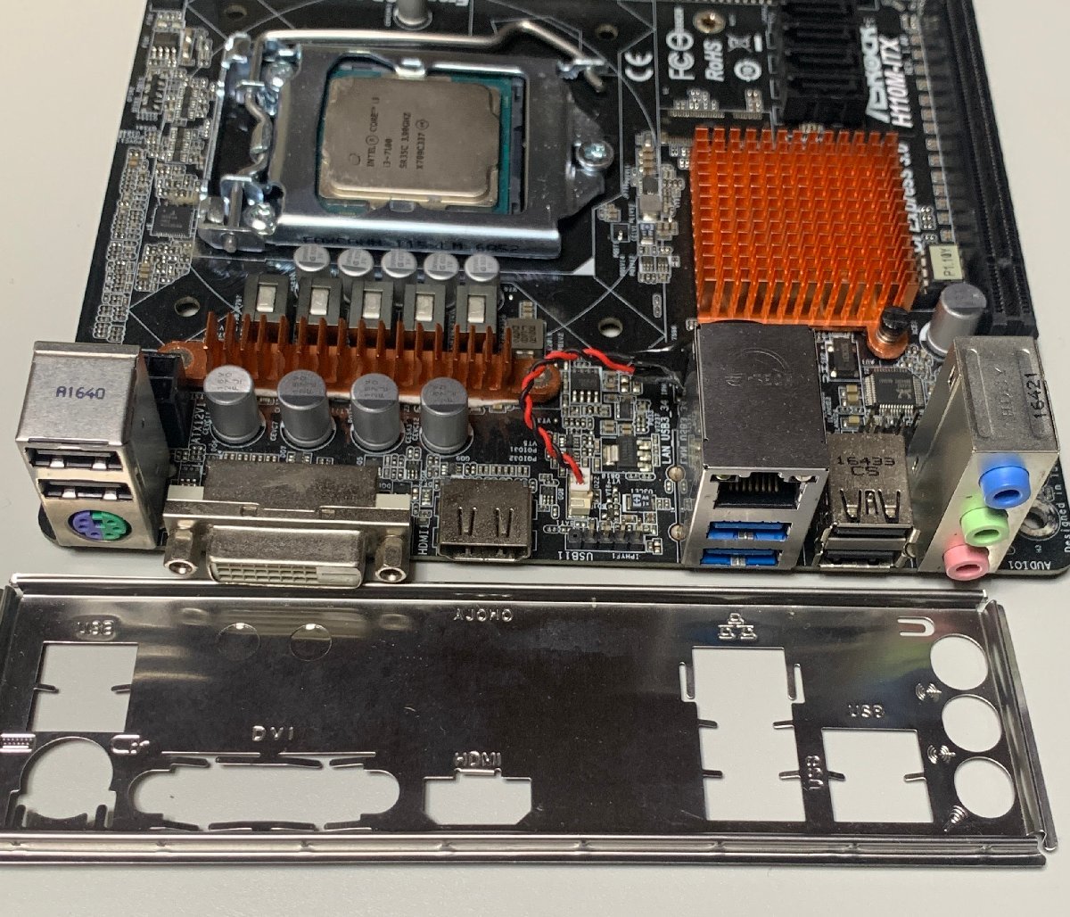 【中古】ASRock H110M-ITX i3-7100 パネル有 / LGA1151 Mini-ITX DDR4メモリ対応・M.2スロット無し_画像4