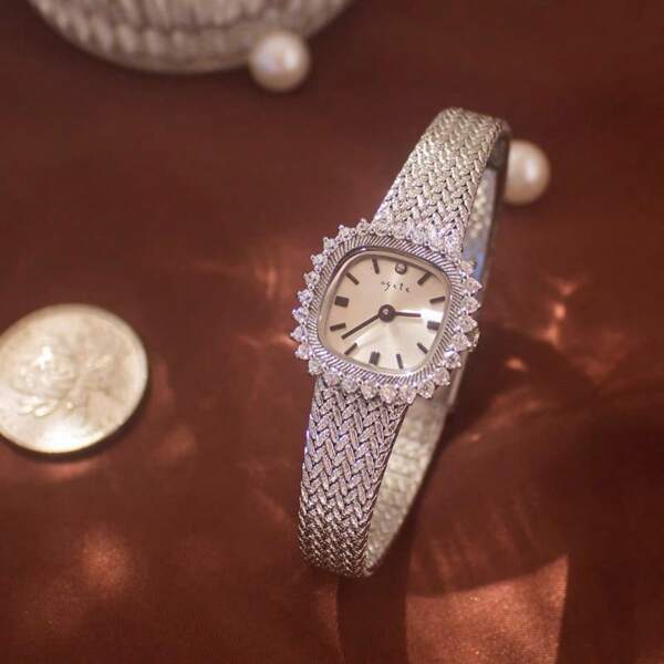 腕時計 レディース クォーツ ビンテージ レトロ スタイルの女性用腕時計バンド カッパー素材 ラインストーン装飾入り 1つ